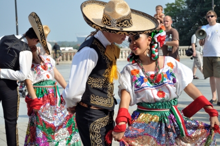 WARSAW - AUGUST 27: Dancers of folklore ensemble "VALLARTA AZTECA" from Puerto Vallarta, MEXICO - street parade during the International Folklore Festival "WARSFOLK" , on August 27, 2011 in Warsaw, Poland.のeditorial素材