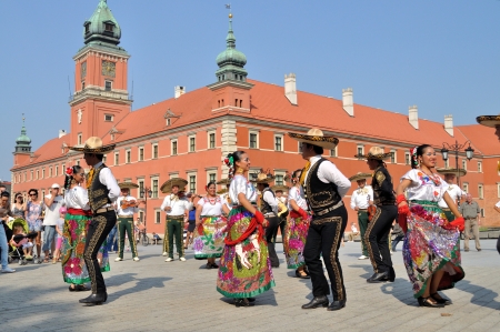 WARSAW - AUGUST 27: Dancers of folklore ensemble "VALLARTA AZTECA" from Mexico - street parade during the International Folklore Festival "WARSFOLK" , on August 27, 2011 in Warsaw, Poland.のeditorial素材