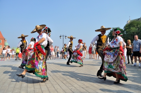 WARSAW - AUGUST 27: Dancers of folklore ensemble "VALLARTA AZTECA" from Mexico - street parade during the International Folklore Festival "WARSFOLK" , on August 27, 2011 in Warsaw, Poland.のeditorial素材