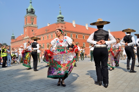 WARSAW - AUGUST 27: Dancers of folklore ensemble "VALLARTA AZTECA" from Mexico - street parade during the International Folklore Festival "WARSFOLK" , on August 27, 2011 in Warsaw, Poland.のeditorial素材