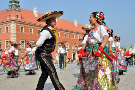 WARSAW - AUGUST 27: Dancers of folklore ensemble "VALLARTA AZTECA" from Mexico - street parade during the International Folklore Festival "WARSFOLK" , on August 27, 2011 in Warsaw, Poland.のeditorial素材