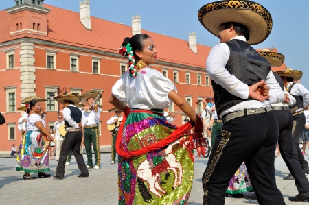 WARSAW - AUGUST 27: Dancers of folklore ensemble "VALLARTA AZTECA" from Mexico - street parade during the International Folklore Festival "WARSFOLK" , on August 27, 2011 in Warsaw, Poland.のeditorial素材