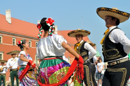 WARSAW - AUGUST 27: Dancers of folklore ensemble "VALLARTA AZTECA" from Mexico - street parade during the International Folklore Festival "WARSFOLK" , on August 27, 2011 in Warsaw, Poland.のeditorial素材