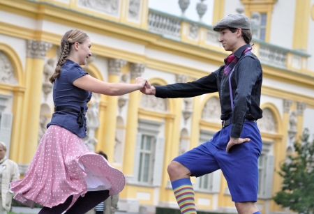WARSAW - SEPTEMBER 11: Warsaws old-time folk dance, performed by the ensemble Kuznia Artystyczna, during of the Wilanow Days event on September 11, 2010 in Warsaw, Poland. のeditorial素材