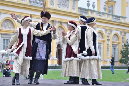 WARSAW - SEPTEMBER 11: Polish old-time national dance, performed by the ensemble Kuznia Artystyczna, during of the Wilanow Days event on September 11, 2010 in Warsaw, Poland.のeditorial素材