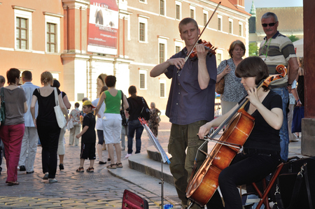 WARSAW, POLAND - JUNE 28, 2009: Street musicians perform at Warsaw's Old Town.のeditorial素材
