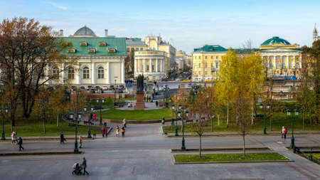 MOSCOW, RUSSIA - November, 2017: Alexander Garden and Moscow kremlin in autumn day in Moscowのeditorial素材