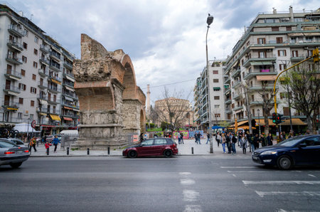 THESSALONIKI, GREECE - MAR26: Unidentified people and ancient Arch of Galerius and Rotunda with minaret, former mosque and church, a Unesco World Heritage site, on March 26,2017, Thessaloniki, Greeceのeditorial素材