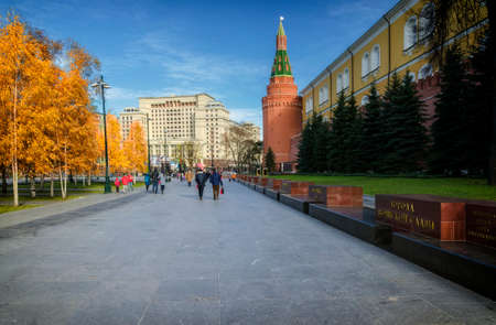 MOSCOW, RUSSIA - November, 2017: Alexander Garden and Moscow kremlin in autumn day in Moscowのeditorial素材