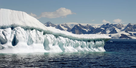 Iceberg art due to melting processes