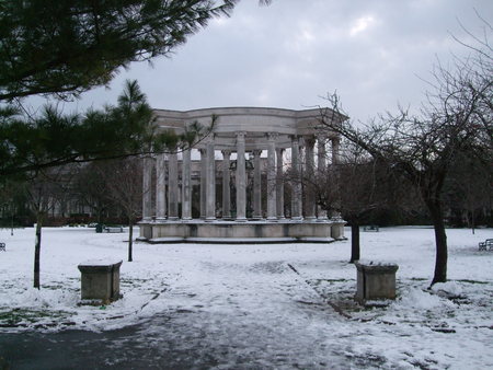 War memorial in the snow in Alexandra Gardens, Cardiff, UKのeditorial素材