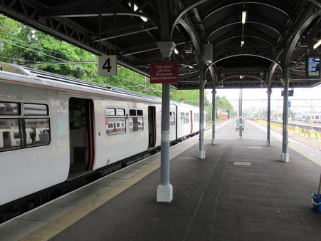 Train at platform at Southend Victoria station. Essex, UK.のeditorial素材