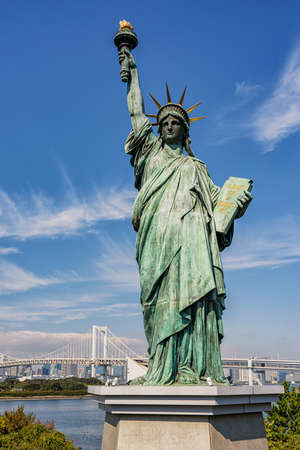 Tokyo / Japan - October 18, 2017: Small-scale copy of the Statue of Liberty erected in 1998 as a tribute to Japanâs relationship with France, Odaiba island in Tokyo, Japanのeditorial素材