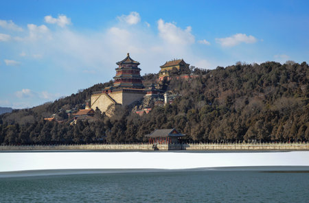 The Tower of Buddhist Incense by the frozen Kunming lake during winter at the Summer Palace in Beijingのeditorial素材
