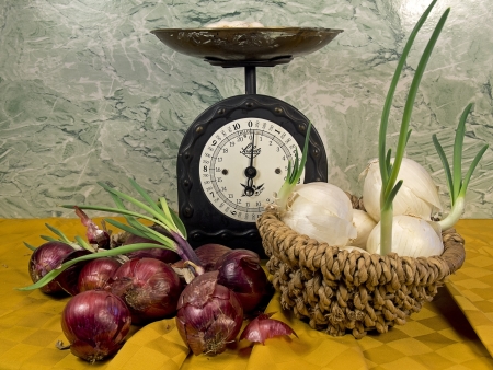  white onions and red near an old scale for a rustic plateの写真素材
