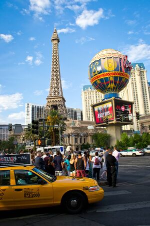las vegas, nevada-August, 2 2012  tourists crossing the famous strip of las vegas to go and see the various hotels and casino in this picture you see the Parisのeditorial素材