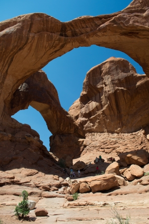arches national parck,utah,USA-august 9,2012 people visit the  double archの写真素材