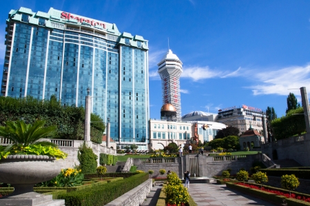 Niagra Falls, Canada - august 9, 2013 people and tourists can stroll through the streets of Niagara in Canada  you can see the casino and the hotel sheradon in a sunny dayのeditorial素材
