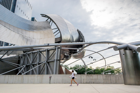 Chicago,USA-august 12,2013 young girl walking near the Jay Pritzker Pavilion at the millenium park in Chigago in a sunny dayのeditorial素材