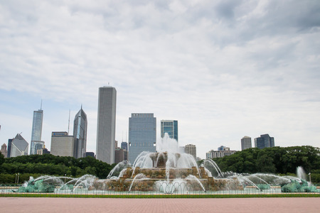 Buckingham fountain in Chicago grant park on a cloudy dayのeditorial素材
