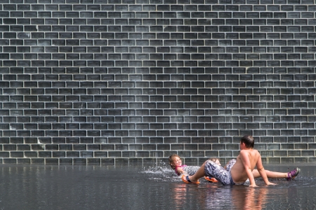 Chicago,USA-august 12,2013 kids play and refresh themselves in a famous fountain in Chicago during a hot summer dayのeditorial素材