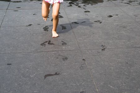 Chicago,USA-august 12,2013 kids play and refresh themselves in a famous fountain in Chicago during a hot summer dayの写真素材
