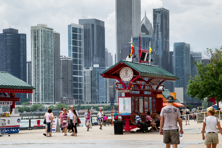 Chicago,USA-august 12,2013 Navy Pier is in the heart of downtown Chicago on the shore of Lake Michigan in a cloudy day  Itのeditorial素材