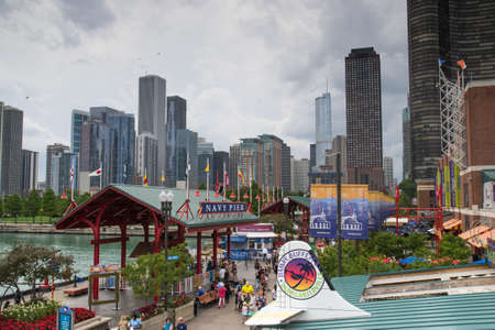 Chicago,USA-august 12,2013 Navy Pier is in the heart of downtown Chicago on the shore of Lake Michigan in a cloudy day  Itのeditorial素材