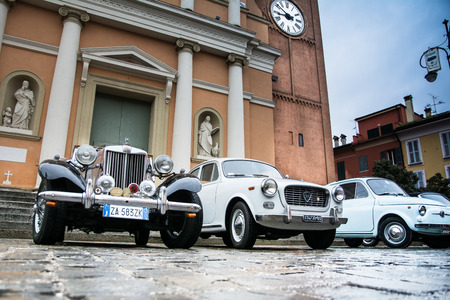 san giovanni in persiceto,bologna,italy-march 1,2014 meeting of classic cars in the square of city in a rainy dayのeditorial素材