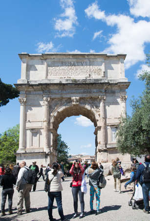 rome,italy-April 17,2014 a large number of tourists visiting the imposing Arch of Titus located in the Roman Forum in Rome during a sunny dayのeditorial素材