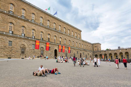 Florence, Italy-August 26.2014: Tourists walking around and waiting outside the Palazzo Pitti (Pitti Palace) During a cloudy day. The Palazzo Pitti is one of the landmarks in Florence and the point of access to the Boboliのeditorial素材
