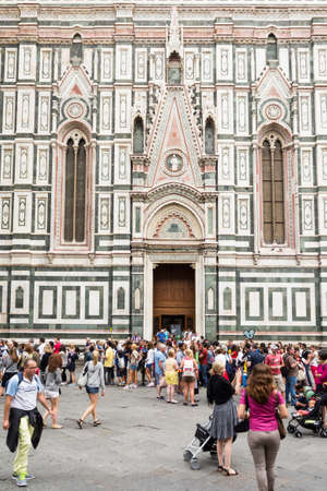 florence,Italy-august 26,2014:tourists in line to enter the Cathedral of Santa Maria del Fiore in the Piazza del Duomo in Florence during a cloudy day.のeditorial素材