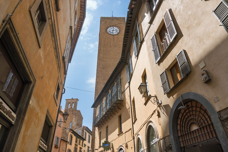 Orvieto,Italy-april 28,2018:vista della torre del Moro a Orvieto da una delle strade della cittadina durante una giornata di soleのeditorial素材
