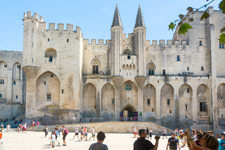 Avignon,France-august 12,2016:torist visit the Palace of the Popes, famous christian landmark in France during a sunny dayのeditorial素材