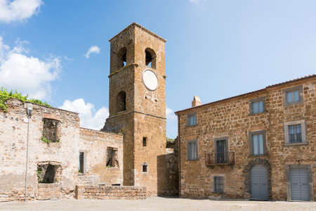 Celleno,Italy-april 30,2018:Walking through the ruins of the ghost village of Celleno during a sunny dayのeditorial素材