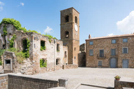 Celleno,Italy-april 30,2018:Walking through the ruins of the ghost village of Celleno during a sunny dayのeditorial素材