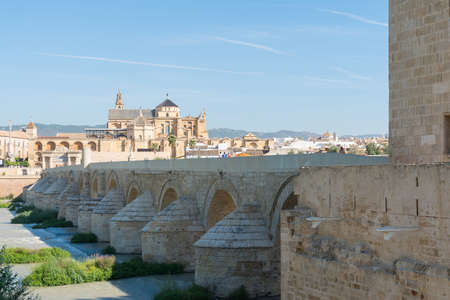 Cordoba, Spain-august 11, 2017: view of the old roman bridge that crosses the Guadalquivir River and the cathedral during a sunny day.のeditorial素材