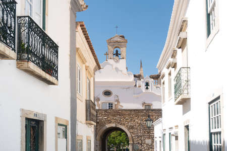 Faro,Portugal-august 13, 2017:walking through the narrow streets narrow streets of Faro during a sunny dayのeditorial素材