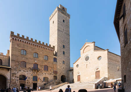 San Gimignano, Italy-august 8,2020: strolling in Saint Gimignano during a sunny day.のeditorial素材