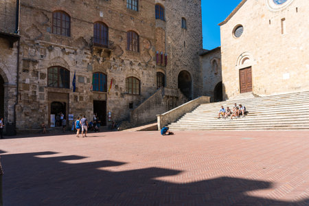 San Gimignano, Italy-august 8,2020: strolling in Saint Gimignano during a sunny day.のeditorial素材