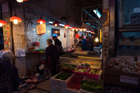Hong Kong, March 24,2019: People among the classic markets in the narrow and crowded streets of Hong Kong during nightのeditorial素材