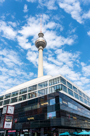 Berlin, Germany-august 9, 2022:view of the famous TV tower in Berlin during a sunny dayのeditorial素材