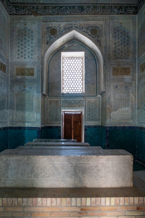 Shahrisabz, Uzbekistan-august 14, 2023:Vertical photo of tombs and beautiful decorations inside the Mosque of Kok Gumbaz in Shahrisabz during the dayのeditorial素材