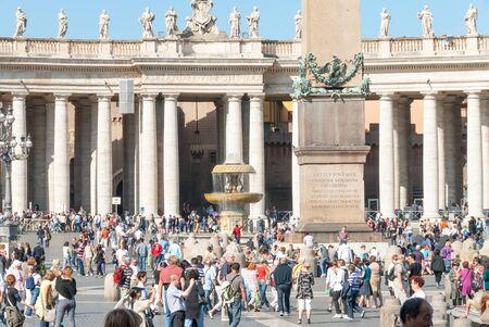 Vatican City-September 29: Crowds in St. Peter's Square on September 29, 2010. Obelisk text reads: "Pope Sixtus V (Supreme Pontiff)Obelisk of Vaticanrichly adorned by the Gentiles To the threshold of the Apostles The labor of thing laboriously carried awaのeditorial素材
