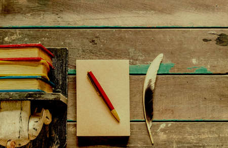 Note placed on the old woodenの写真素材