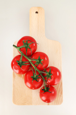 Tomatoes on a chopping boardの写真素材