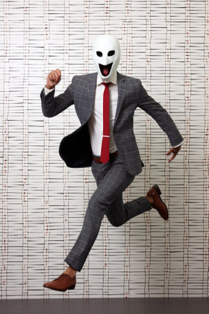 A man in a suit and tie is running with a mask on, AIの素材