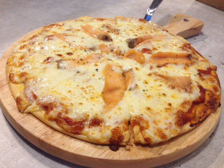 Close up smoked salmon pizzaの素材