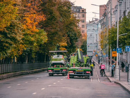 Moscow, Russia, September 30, 2020. A tow truck removes cars of violators on the city street. Moscow.のeditorial素材