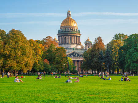 Russia, Moscow, September, 30 2020. Moscow river station Druzhby Park in autumn with walking people on the pavement.のeditorial素材